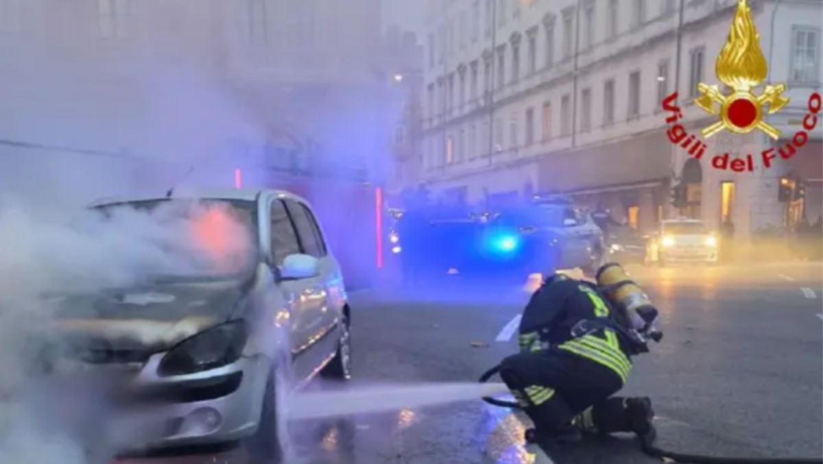 Fuoriesce fumo dal cofano dell'auto: conducente salvo grazie all'intervento della Polizia - 