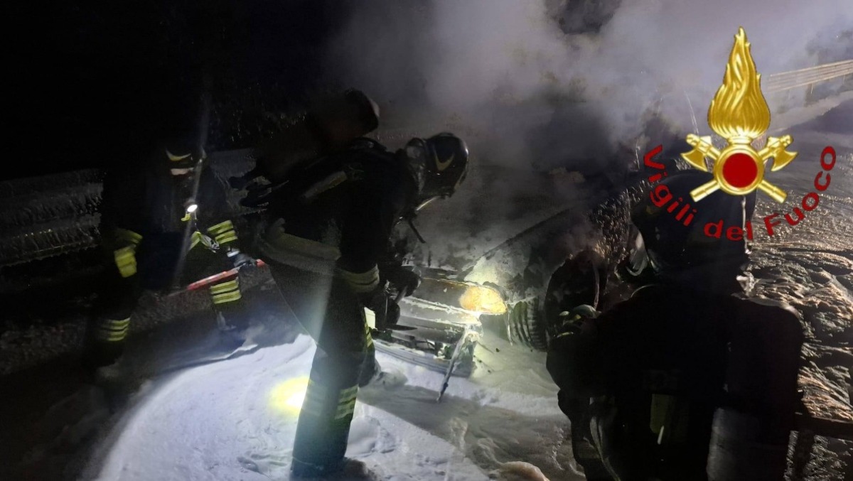 Vede uscire fumo dal cofano: accosta ed esce dall'abitacolo, poi l'auto è avvolta dalle fiamme - 