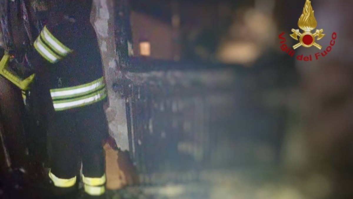 Incendio in un appartamento nella notte: un intossicato - 