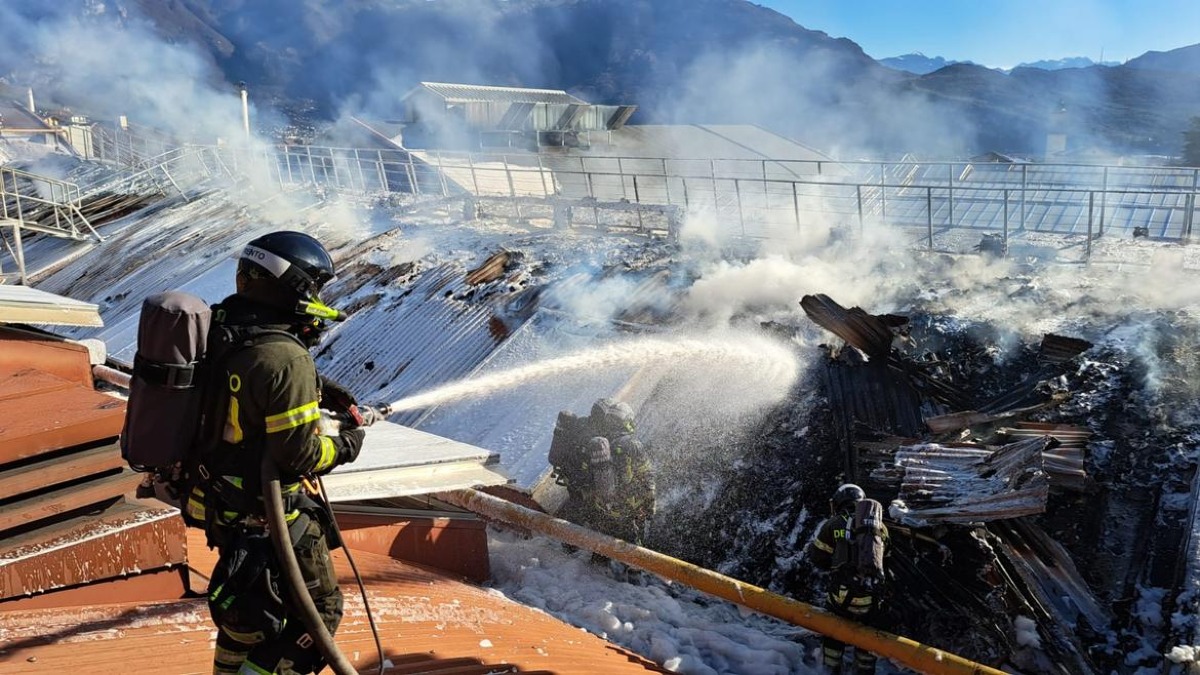 Fiamme alle cartiere Fedrigoni: bruciano 1000mq di copertura, soccorso un operaio ferito - 