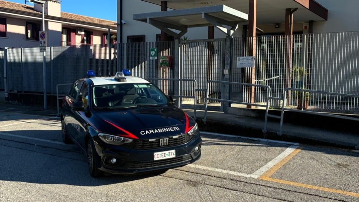 Costringeva gli operai a firmare documenti e li faceva lavorare 12 ore al giorno: condannato 57enne - 