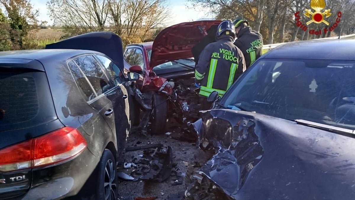 Pauroso incidente tra tre auto: tre feriti estratti dalle lamiere, traffico in tilt - 