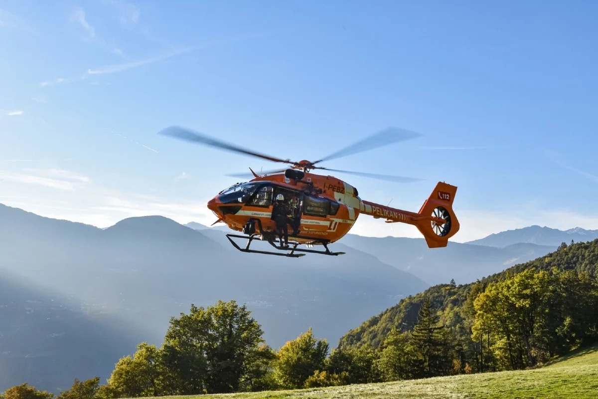 Cade dal cassone del camion mentre lavora: grave trauma cranico, uomo elitrasportato in ospedale - 