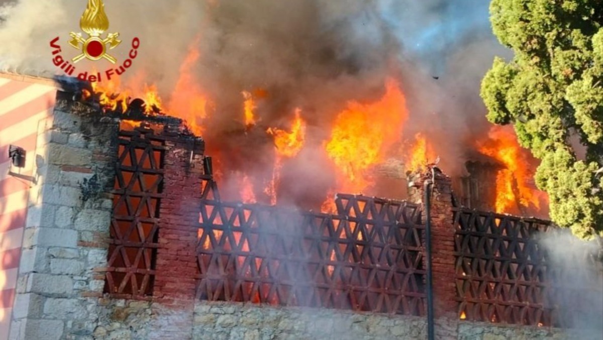 Incendio nella barchessa di un'azienda agricola: trattori e macchinari distrutti dalle fiamme - VIDEO  - 