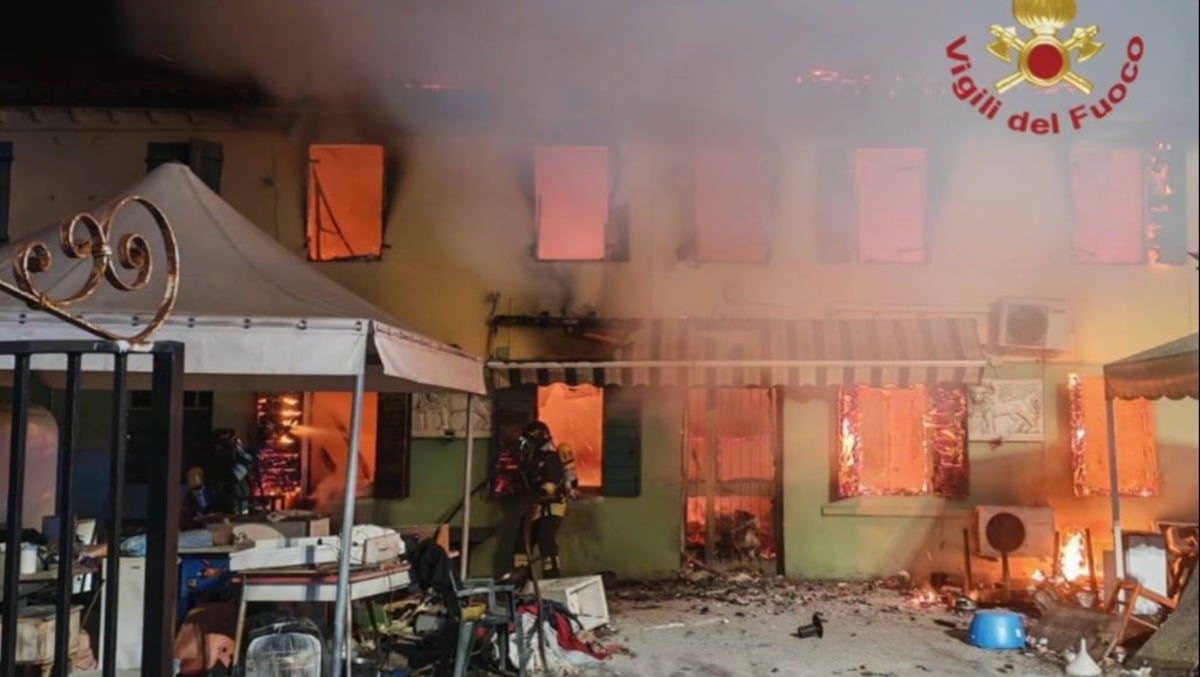 Fiamme in un'abitazione nella notte: colonna di fumo denso nel cielo, intossicato un anziano - 