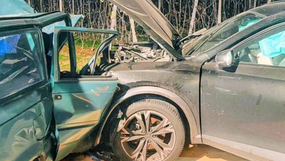 Tremendo frontale tra due auto sulla statale: i due conducenti finiscono in ospedale - 