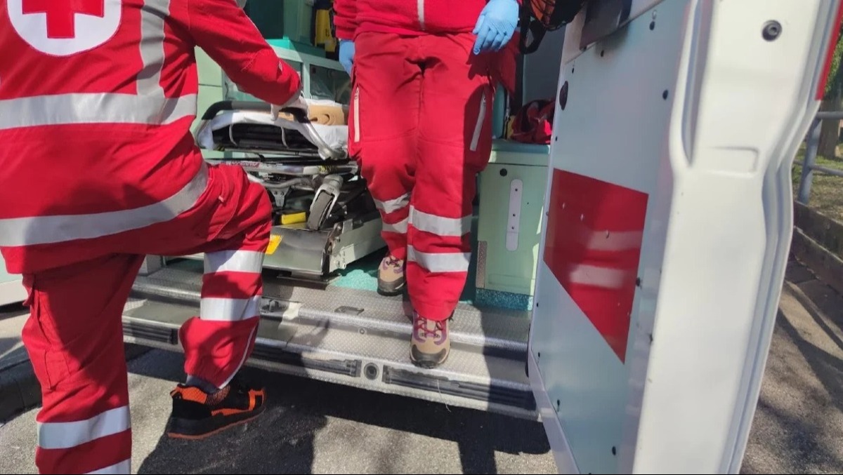 Investito da una scarica elettrica mentre lavora su una cabina Enel: folgorato operaio 34enne - 