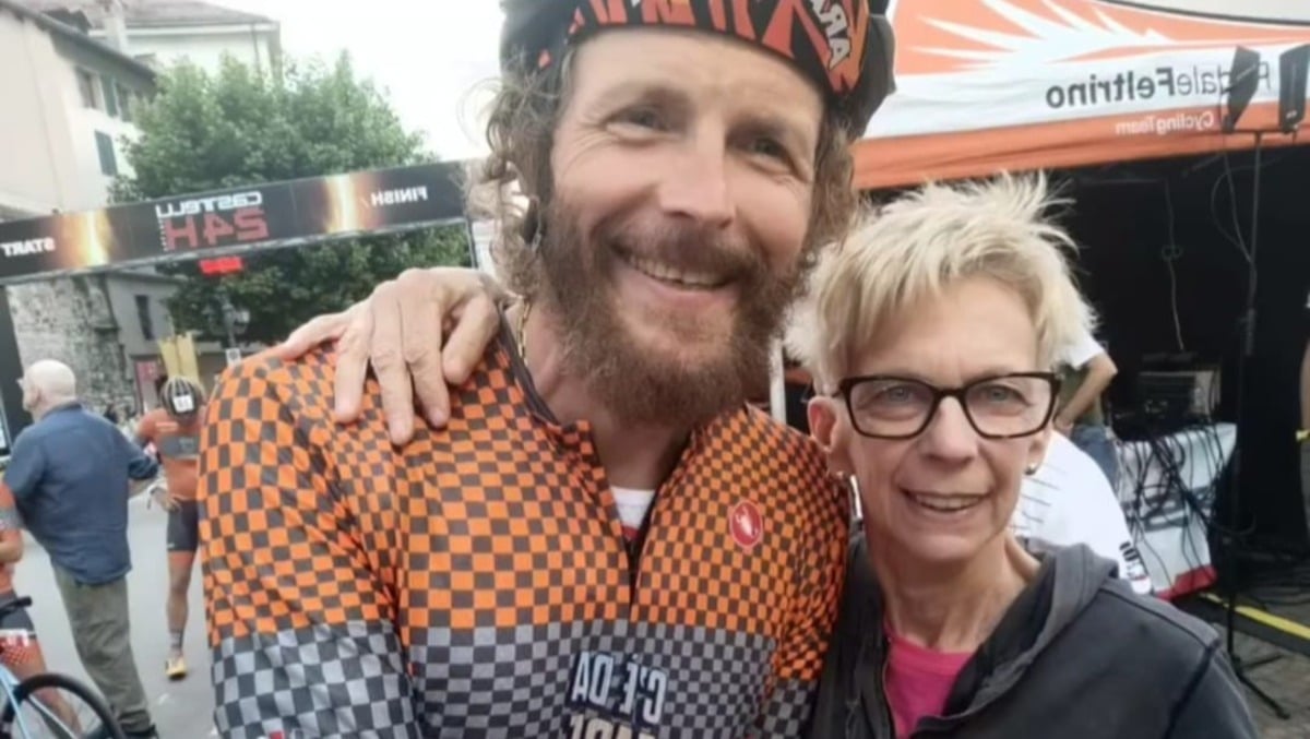 Malore subito dopo il risveglio: Barbara, colonna del volontariato locale, muore a 58 anni - Barbara in una foto con Lorenzo Jovanotti