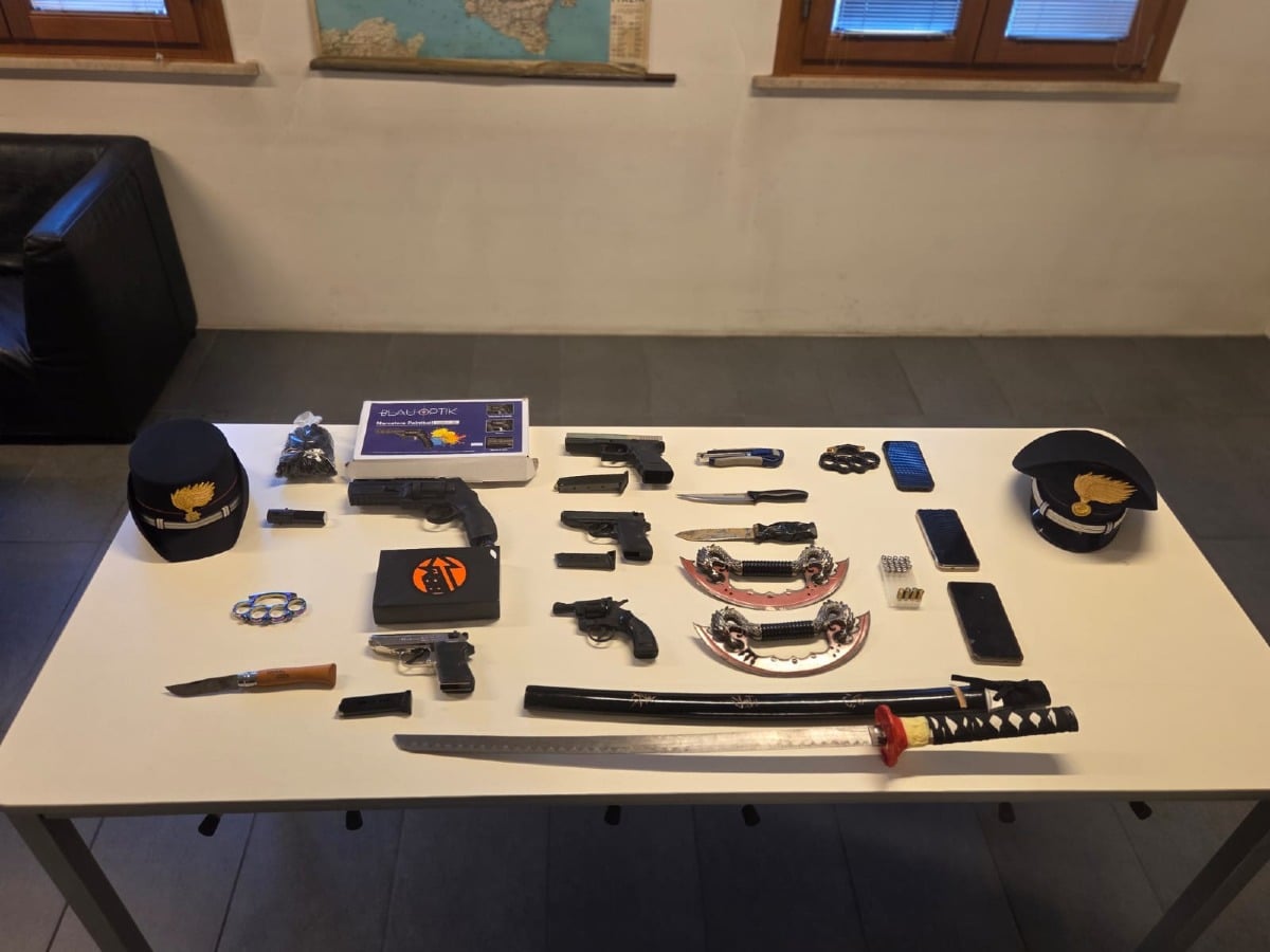 Pistola puntata contro un rider per rubargli le pizze: trovato un arsenale a casa degli indagati - 