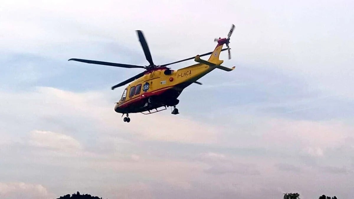 Cade da 8 metri mentre pota un albero in giardino: gravissimo 51enne - 