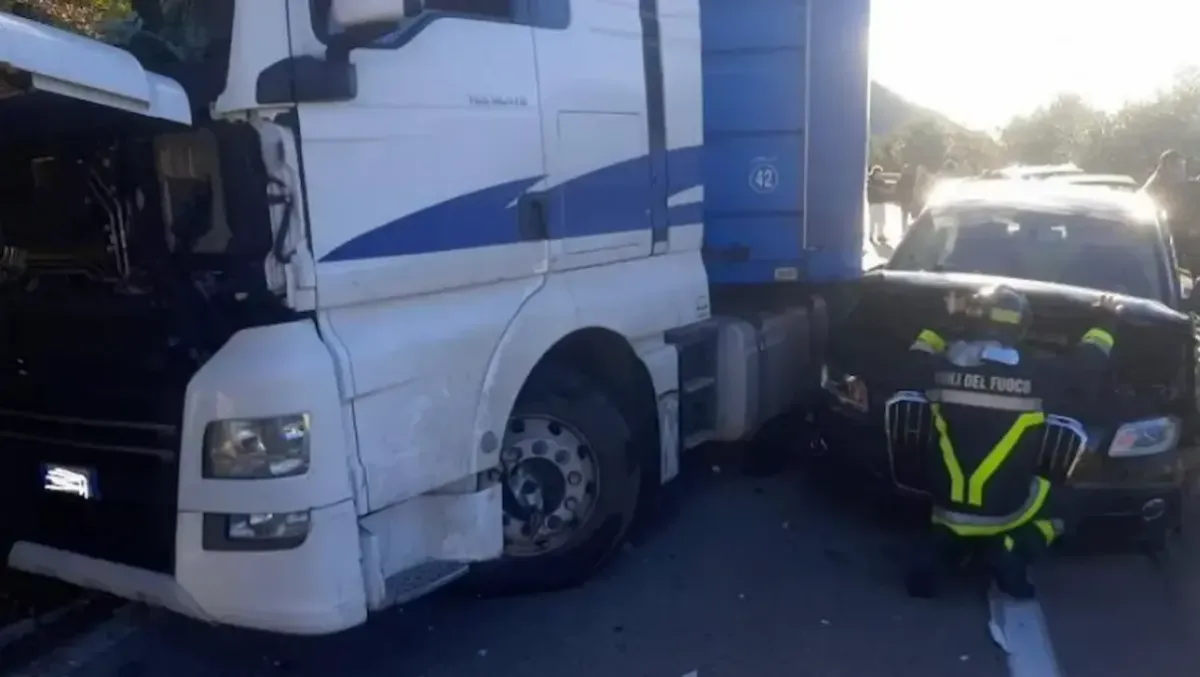 Ruba un’Audi, poi il folle inseguimento: tenta di sorpassare un camion, ma si schianta - 