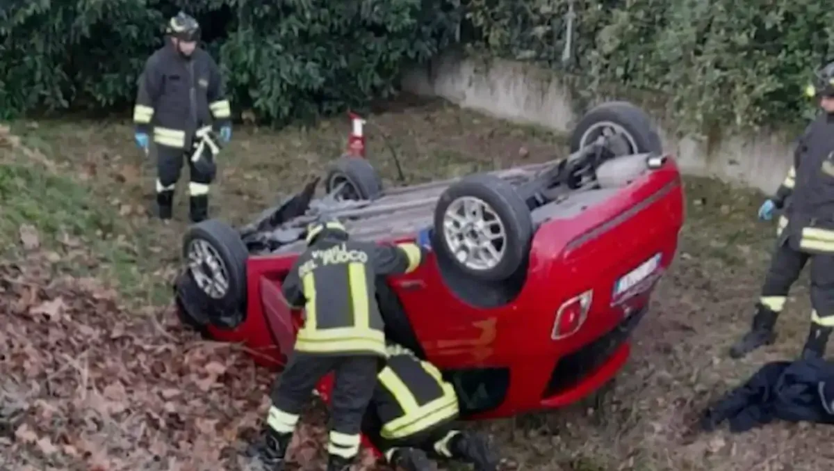 Esce di strada e l'auto finisce ribaltata: una donna intrappolata tra le lamiere - 