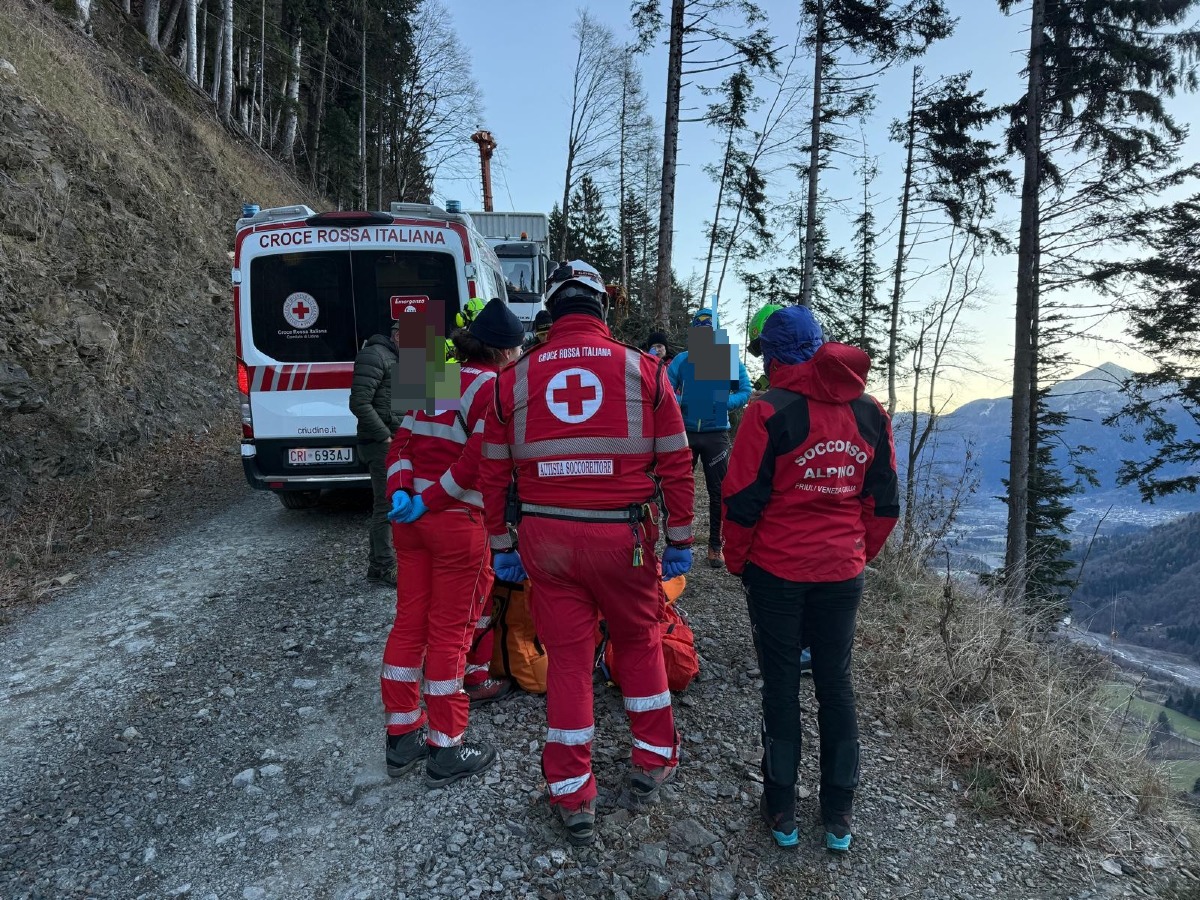 Incidente sul lavoro: uomo elitrasportato dopo essere precipitato da tre metri - 