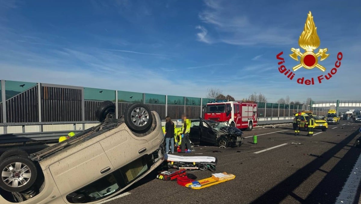 Violento scontro tra due auto sulla A31, un veicolo si ribalta: il bilancio è di quattro feriti - 