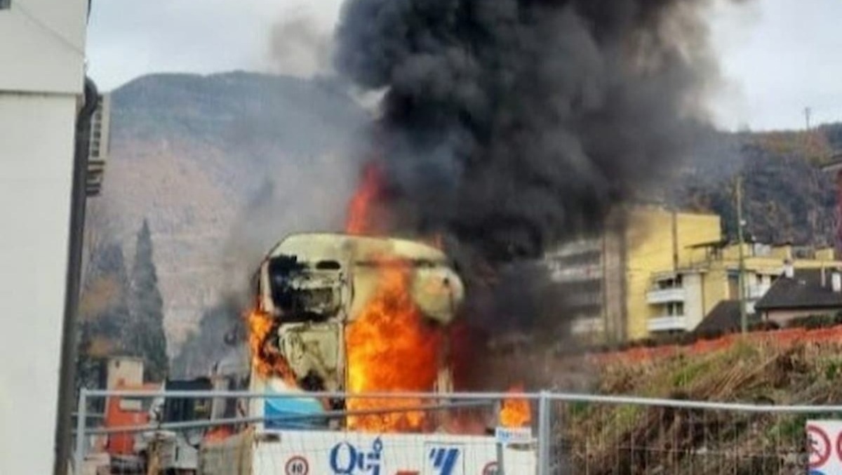 Autocarro in fiamme, colonna di fumo visibile a distanza: la scoperta tra le ceneri - 