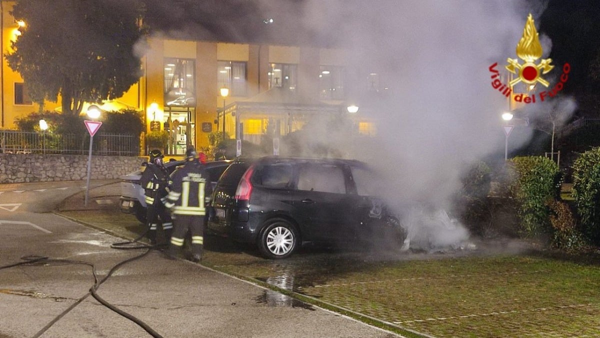Una fiammata improvvisa, auto parcheggiata prende fuoco: intervento rapido dei Vigili del fuoco - 