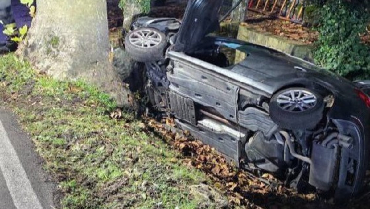 Finisce con l'auto in un fossato, il veicolo si ribalta sul fianco: incastrato tra le lamiere - 