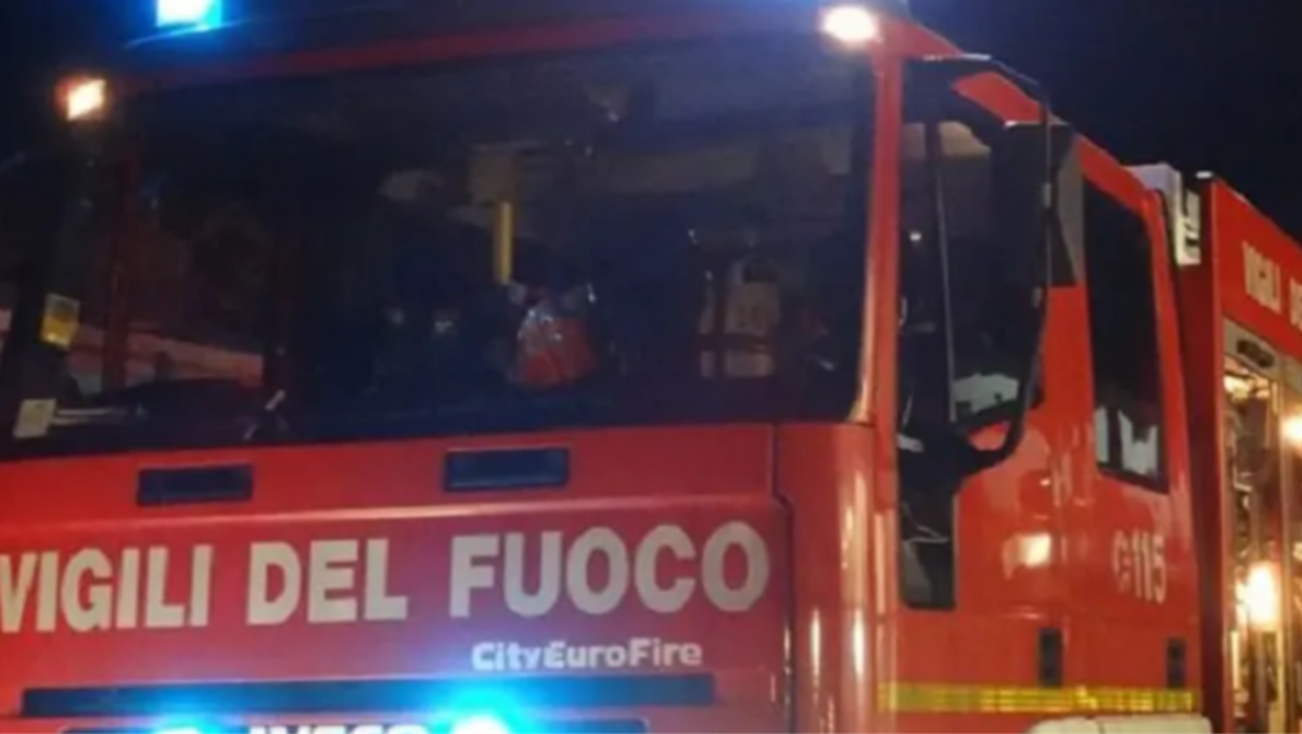 Cercano riparo dal freddo, accendono un braciere in un edificio abbandonato: muore un 25enne - 