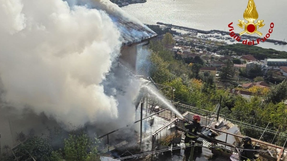 Abitazione avvolta dalle fiamme: intervento dei pompieri di Trieste e Opicina - 