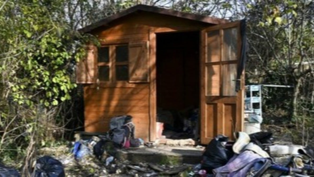 Senzatetto stroncato dal freddo: trovato morto nella baracca dove viveva con il suo cane - 