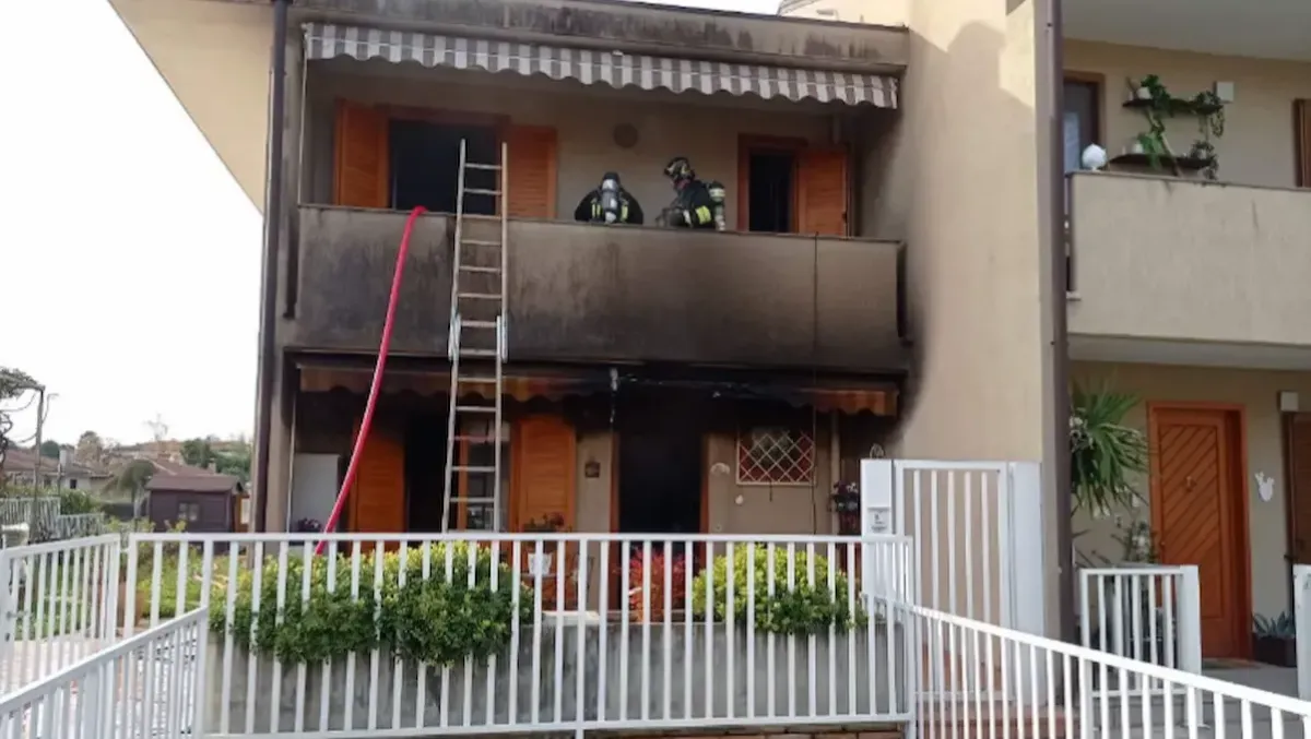 Sentono uno scoppio mentre pranzano, poi le fiamme distruggono la casa: «Guasto di un elettrodomestico» - 