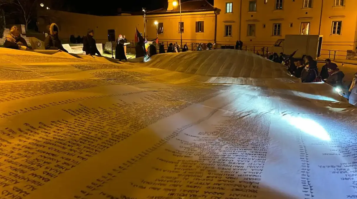 18.457 bambini uccisi a Gaza: a Trieste esposto un maxi sudario con tutti i loro nomi