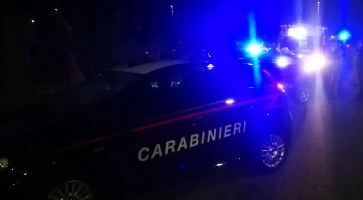 Sanitari presi a calci e pugni da tre uomini mentre soccorrono un ferito: si rifugiano nell’ambulanza - 
