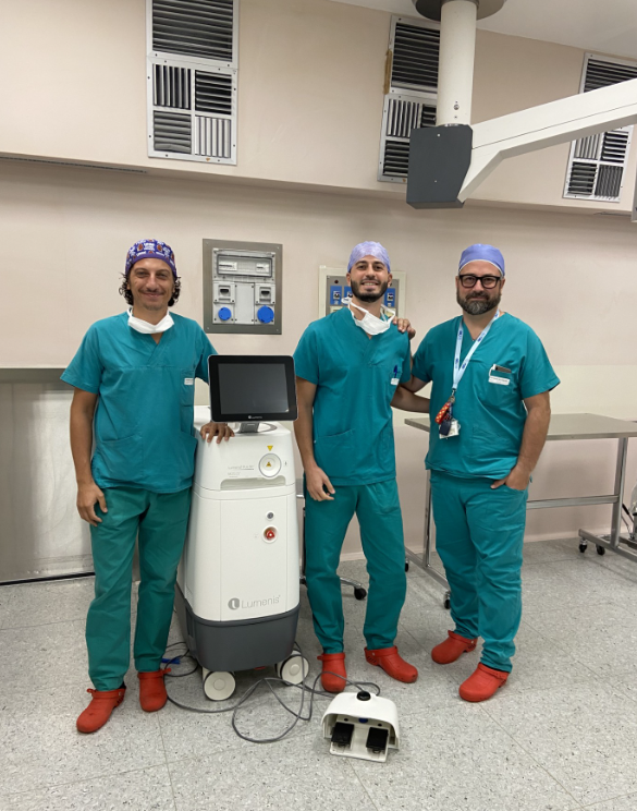 Il team di urologi che posa davanti al laser ad olmio, utilizzato per interventi alla prostata con tecnica holep e per i calcoli.