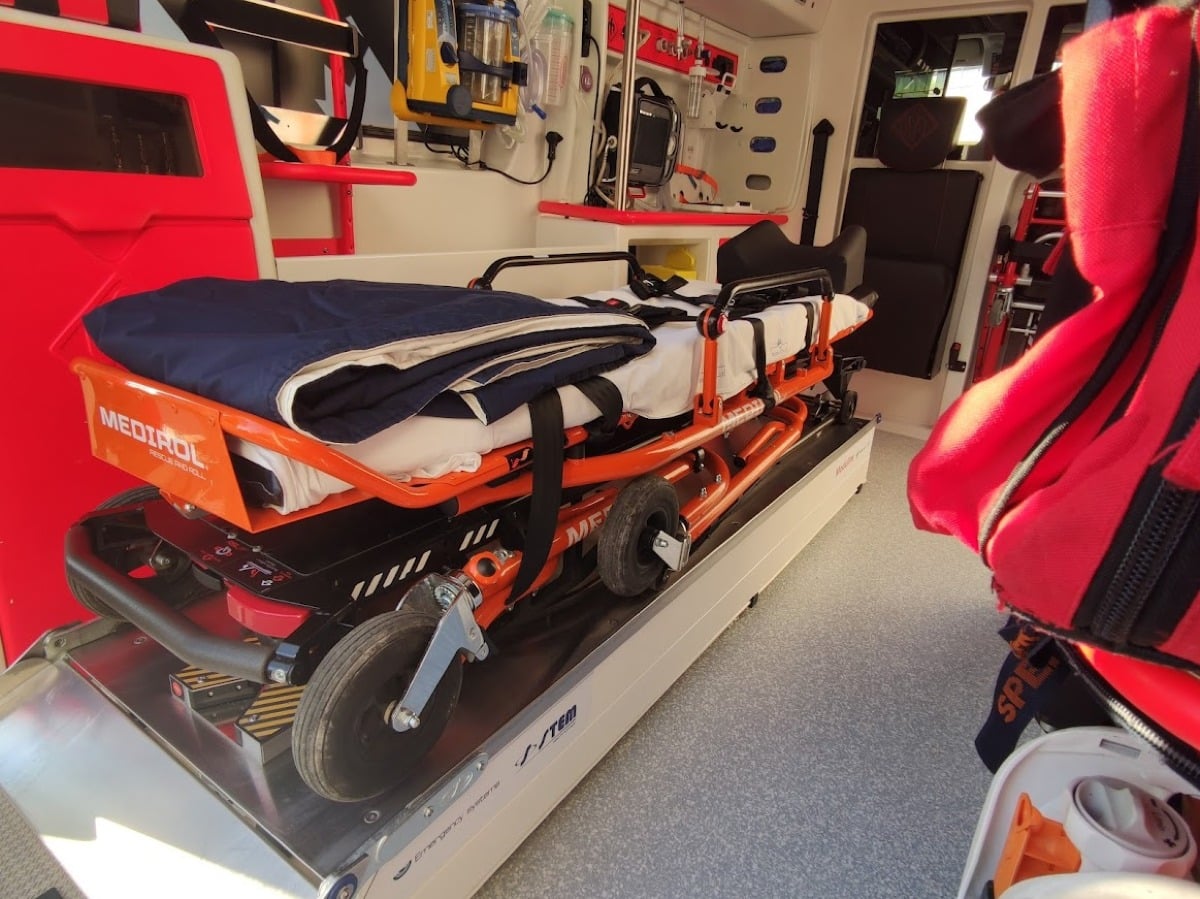 Uomo ferito da ramo mentre taglia la legna su un pendio: soccorso con procedure alpinistiche - 