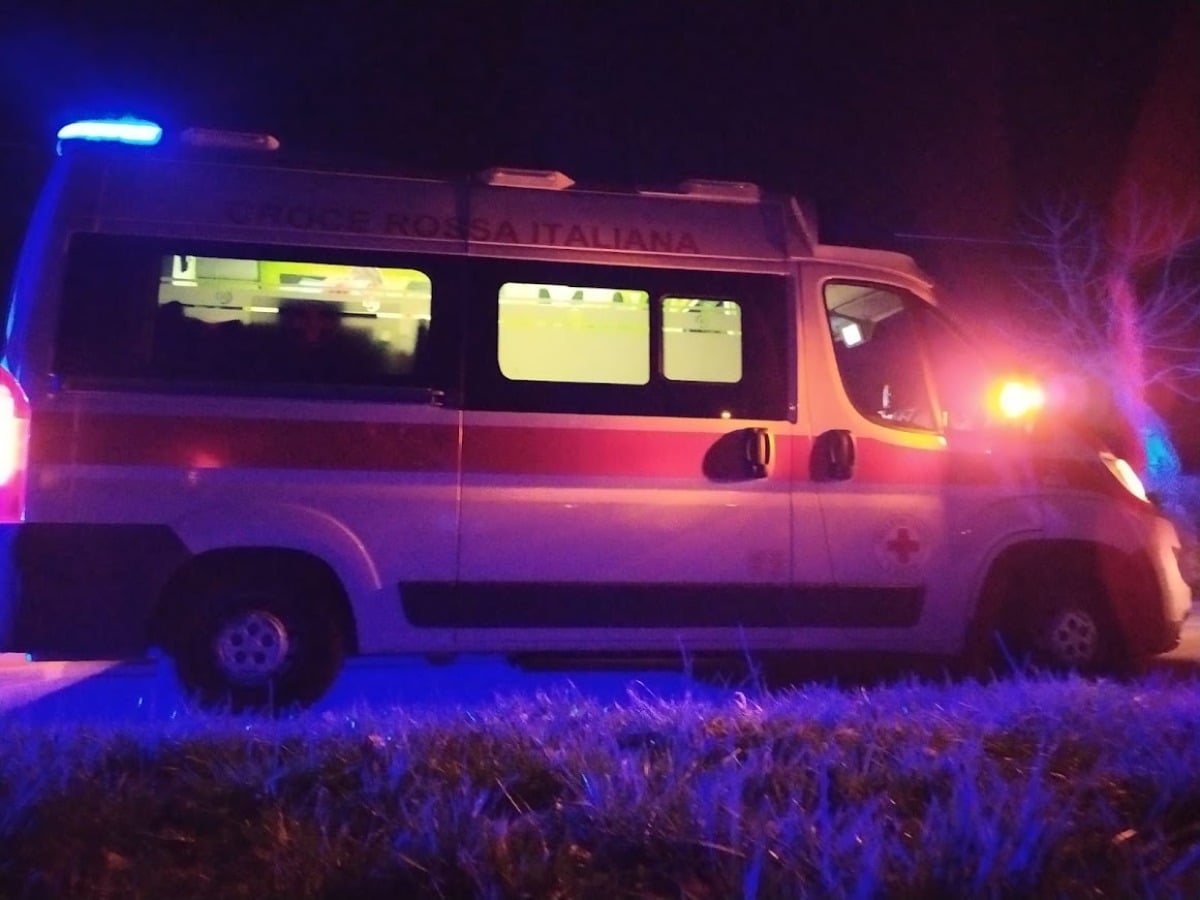 Perde il controllo dell'auto e si schianta contro la recinzione: paura per una neopatentata