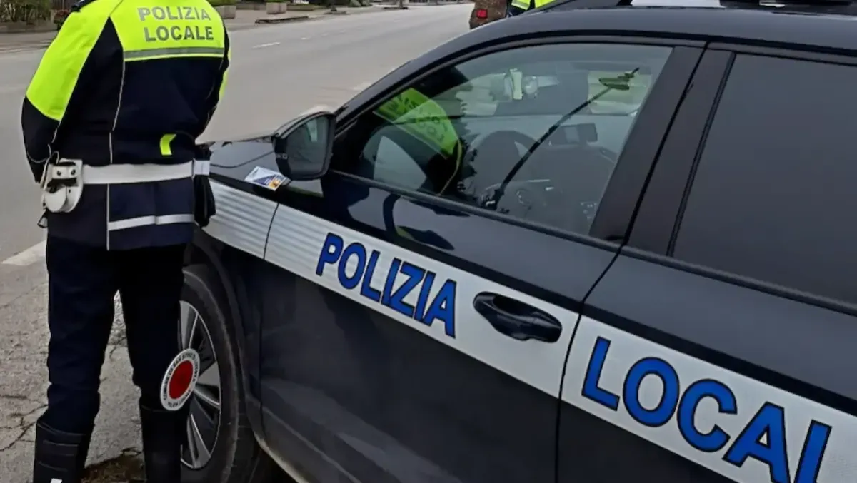 Natale sicuro: pattuglie serali contro i furti. «Grazie alla Polizia Locale, è Natale anche per loro» - 