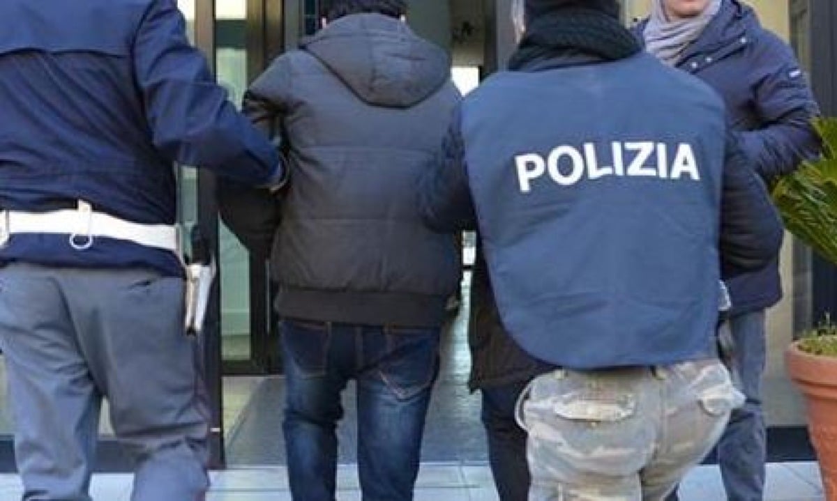 Terrorismo online: 15enne arrestato per estremismo e incitamento all'odio. Stava costruendo un'arma