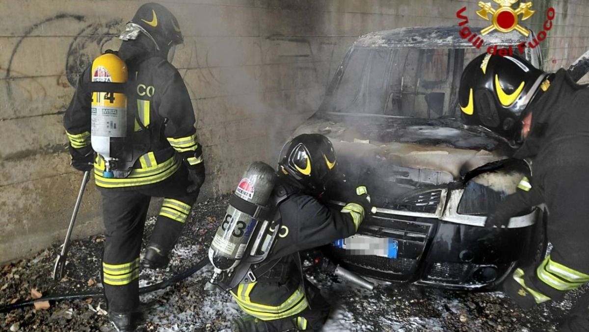 Auto avvolta dal fuoco sotto al ponte nei pressi del campo nomadi - 