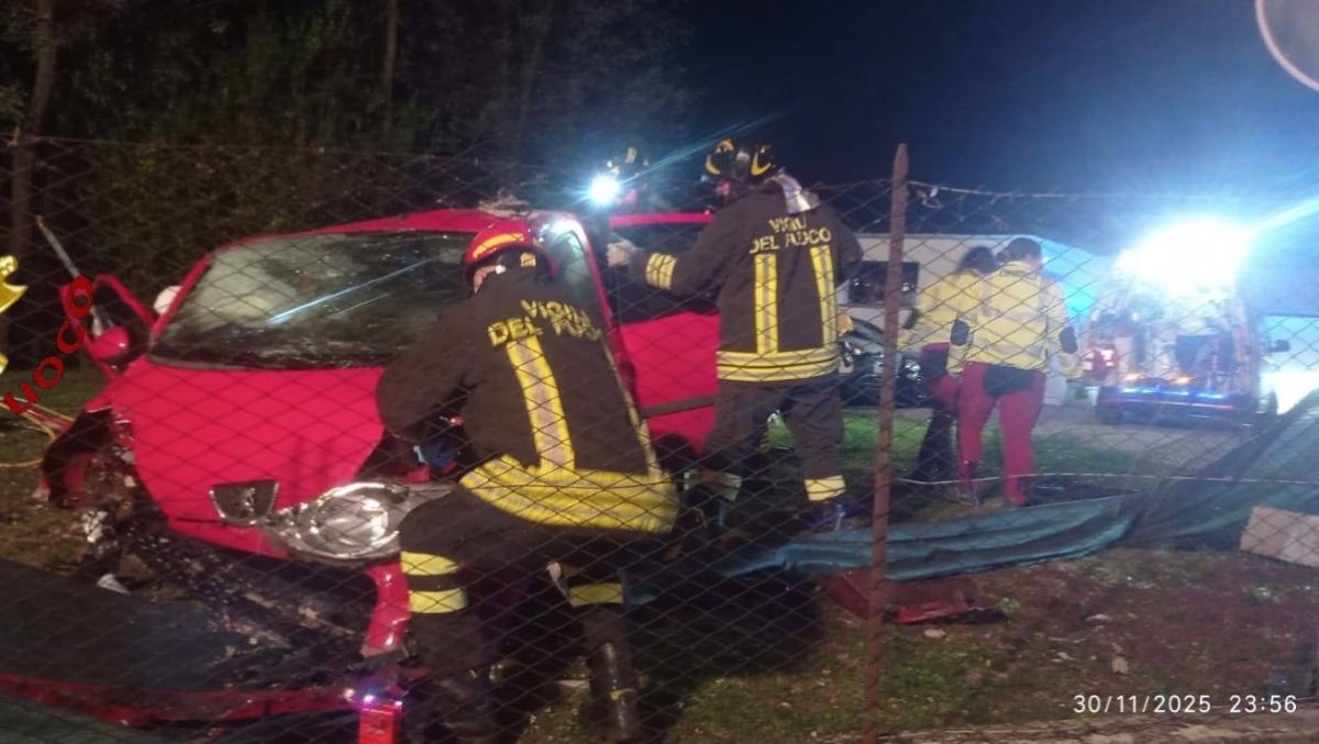Esce di strada con l'auto e si schianta contro una recinzione: 19enne estratto dalle lamiere, è grave - 