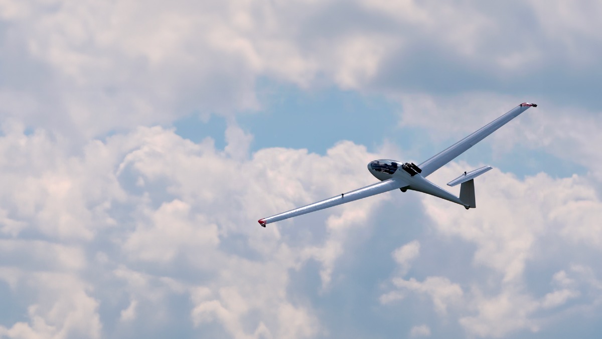 Aliante in avaria costretto all'atterraggio d'emergenza in autostrada: traffico deviato - 