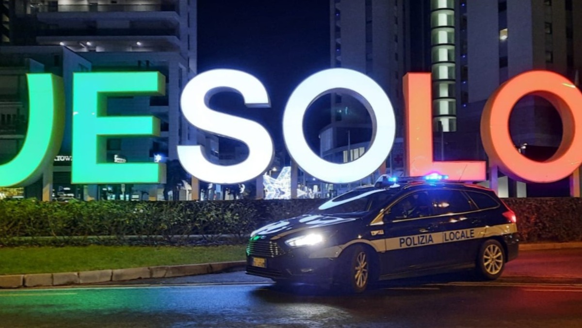 Mercedes passa con insistenza nel quartiere, segnalata dai residenti: dentro coltello, mazza e droga - 