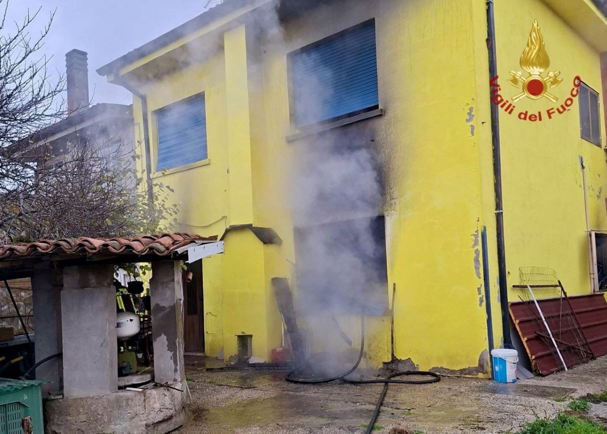 Fiamme in un’abitazione: uomo ustionato alle braccia - 