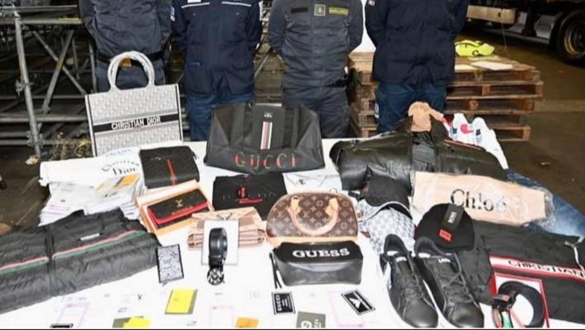 Abbigliamento di lusso contraffatto su una motonave al Porto di Trieste: sequestrati oltre 315mila capi - 