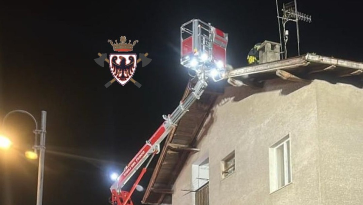 Principio di incendio in abitazione: le fiamme divampano dalla canna fumaria - 