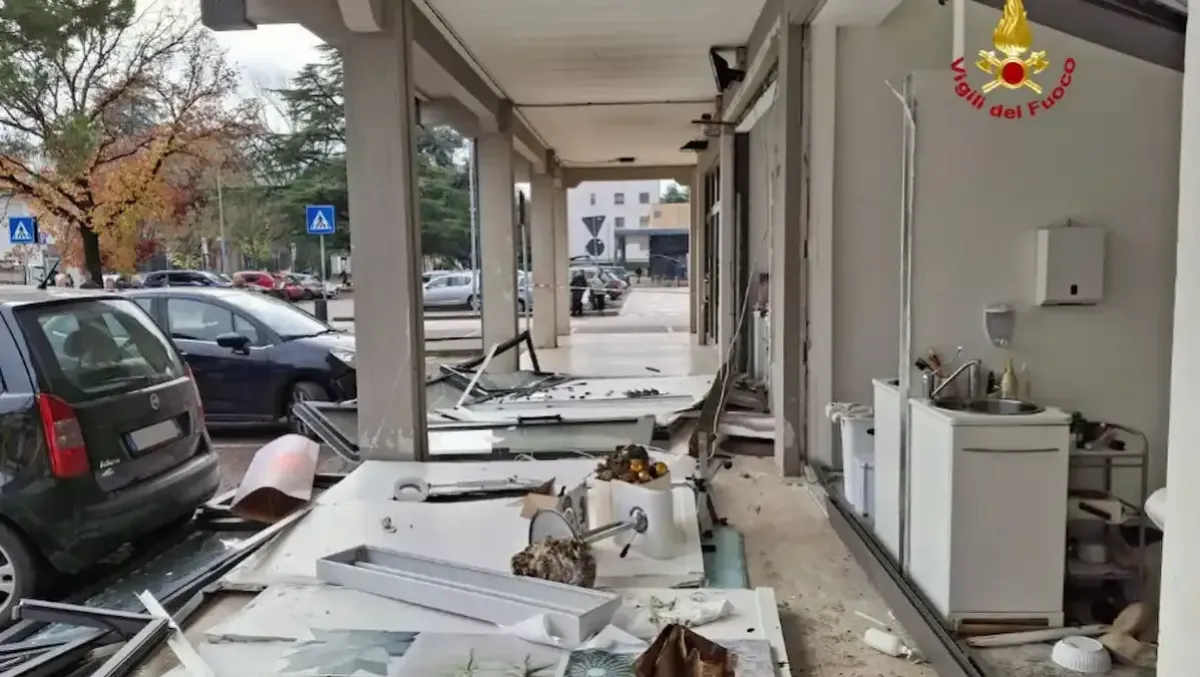 Fuga di gas, esplode un negozio in pieno centro: due persone all’interno | VIDEO - 