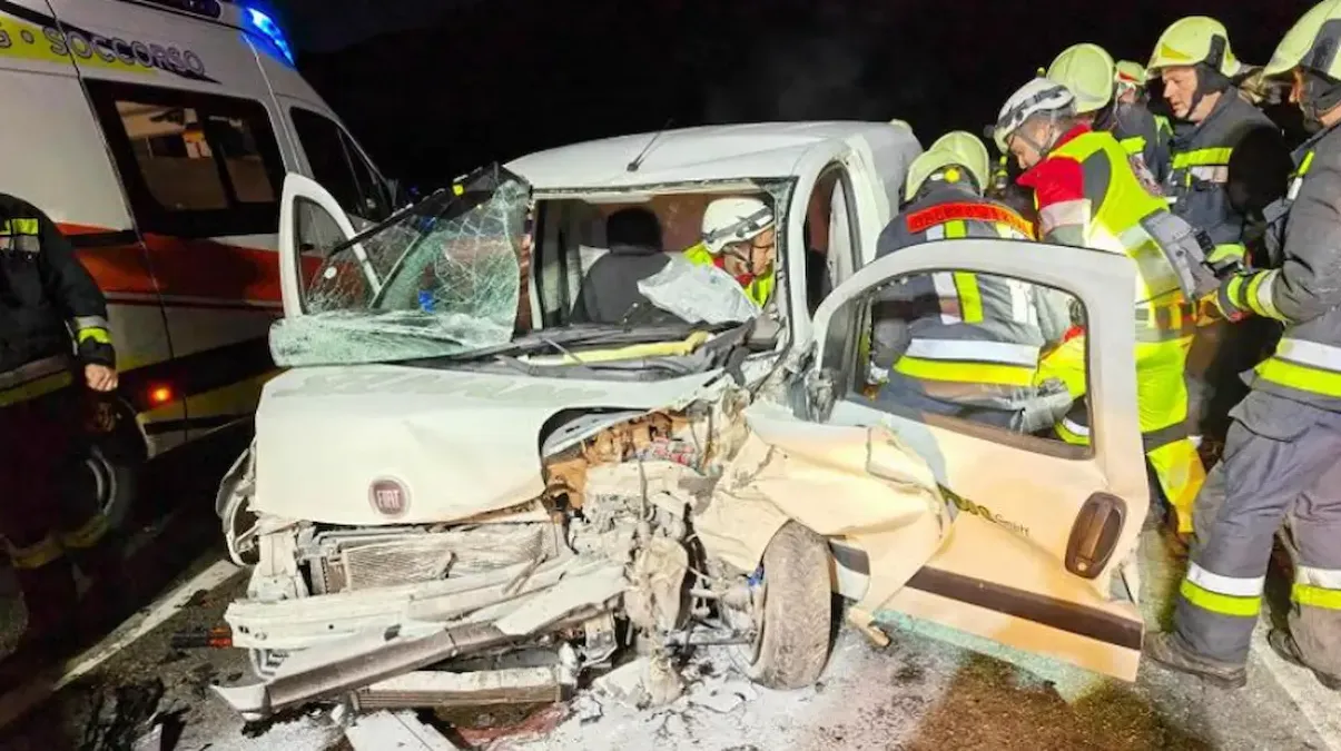 Terribile frontale tra due auto: veicoli distrutti, una persona intrappolata tra le lamiere - 