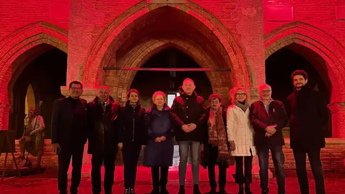 Giornata contro l’AIDS, Pordenone si illumina di rosso: «Città che si prende cura dei suoi cittadini» - 