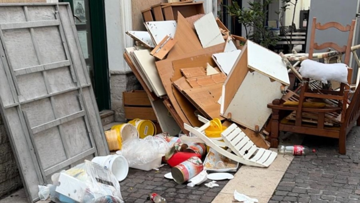 Abbandonano rifiuti sul marciapiede e in orari non consentiti: interviene la Polizia locale - 