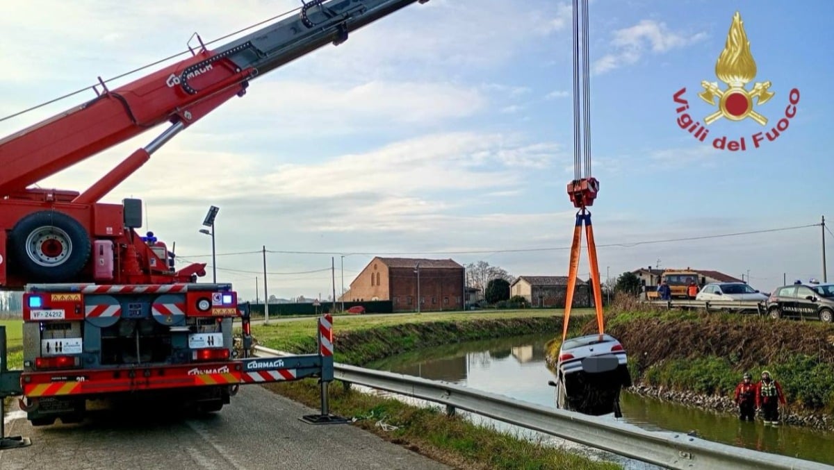 Perde il controllo dell'auto, finisce nel canale: un passante chiama i soccorsi - 