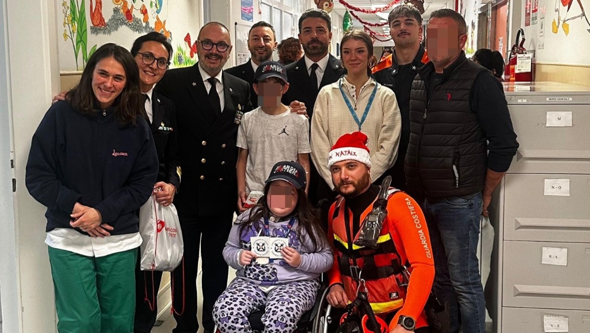 Sorrisi all'ospedale pediatrico IRCCS Burlo Garofolo: l'impegno della Guardia Costiera di Trieste