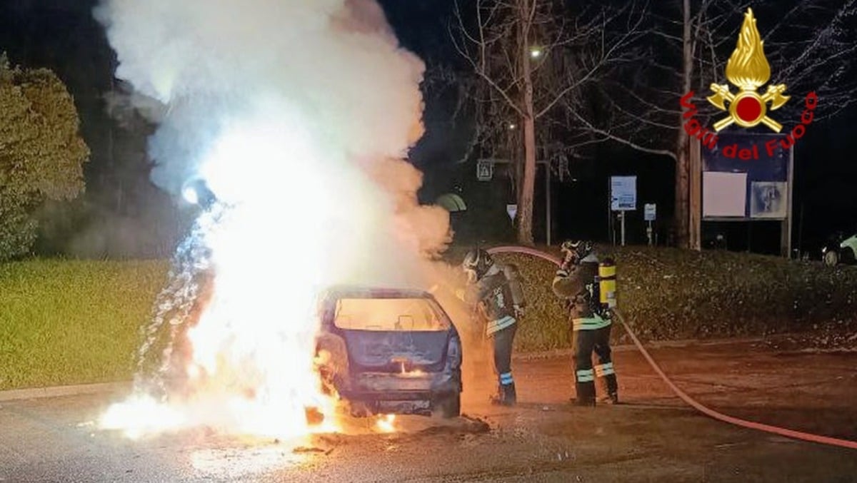 Auto a fuoco all'alba: vettura completamente avvolta dalle fiamme - 