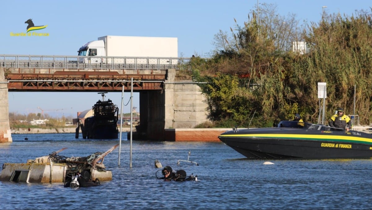 Area lagunare trasformata in "cimitero" di barche: 9 affondate e una semisommersa, 8200kg di rifiuti - 