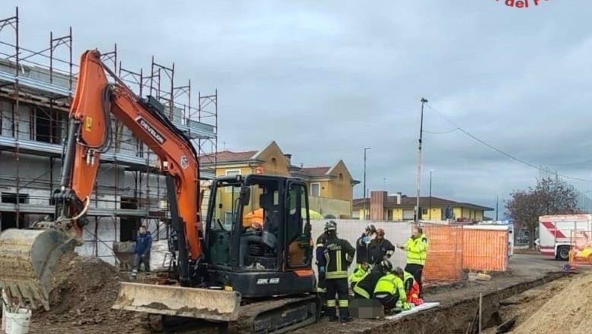 Cumulo di terra gli frana addosso mentre lavora in cantiere, poi il malore: Nicola muore a 58 anni - 