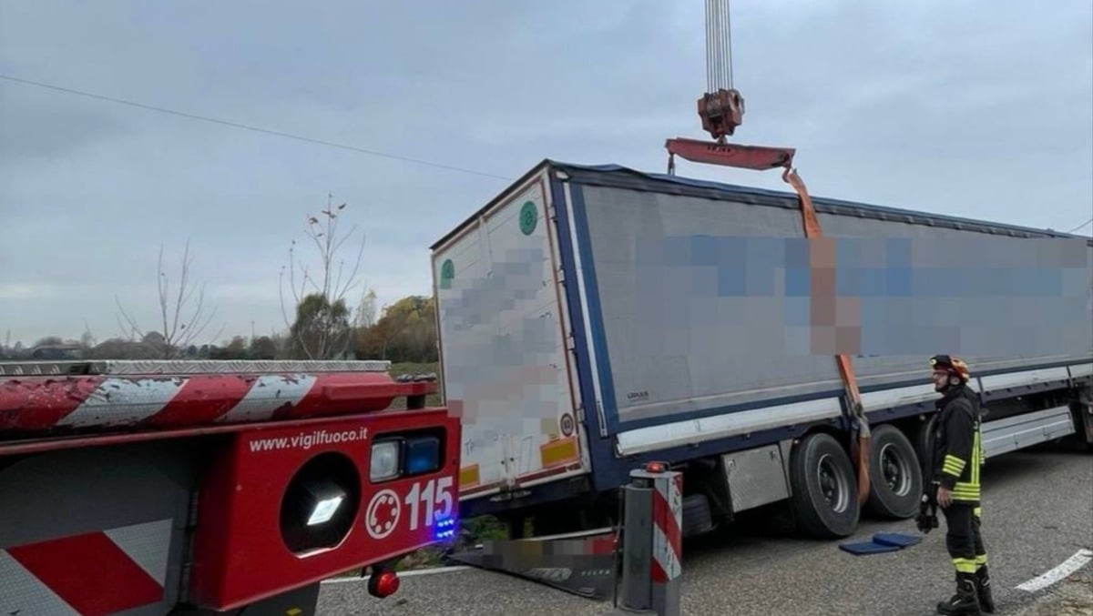 Autoarticolato finisce fuori carreggiata: strada liberata dopo due ore - 
