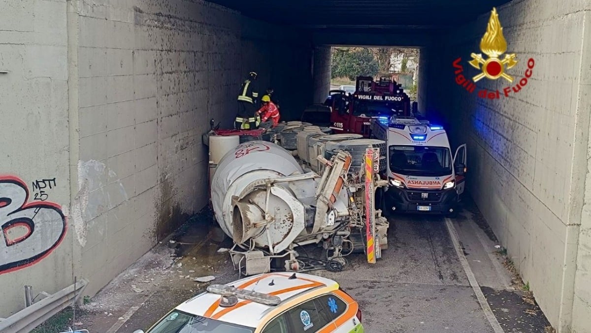 Betoniera carica di calcestruzzo si ribalta in un sottopasso: ferito l'autista - 